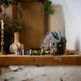 21341 LEGO® Disney Hocus Pocus: The Sanderson Sisters' Cottage