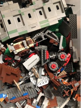 1kg Lots of Pre-Owned WHITE LEGO®  (PRE-OWNED)